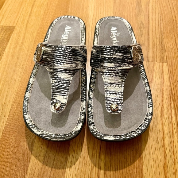 NWOB Alegria Carina Wrapture Thong Sandals in Black Silver Reptile Print 38 or 8 - Picture 2 of 4